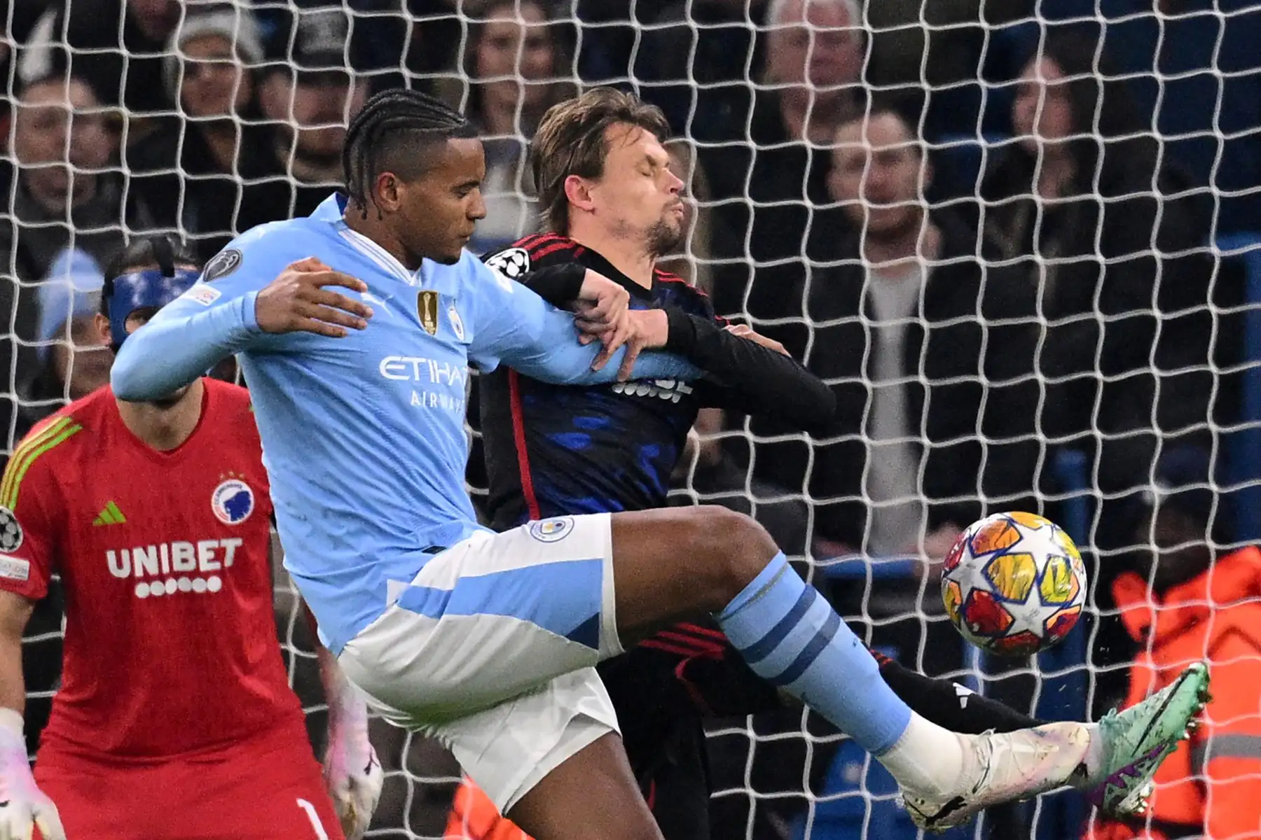 El defensor suizo del Manchester City,  Manuel Akanji dispara para marcar el gol inicial del partido de fútbol de vuelta de los octavos de final de la Liga de Campeones de la UEFA entre el Manchester City y el FC Copenhague en el estadio Etihad, en Manchester, noroeste de Inglaterra. 
Foto: AFP