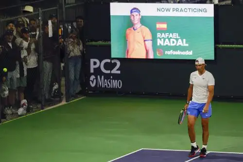 Rafael Nadal de España camina desde la línea de fondo durante la práctica en el torneo de tenis BNP Paribas Open en el Indian Wells Tennis Garden, California, EE. UU. Foto: EFE