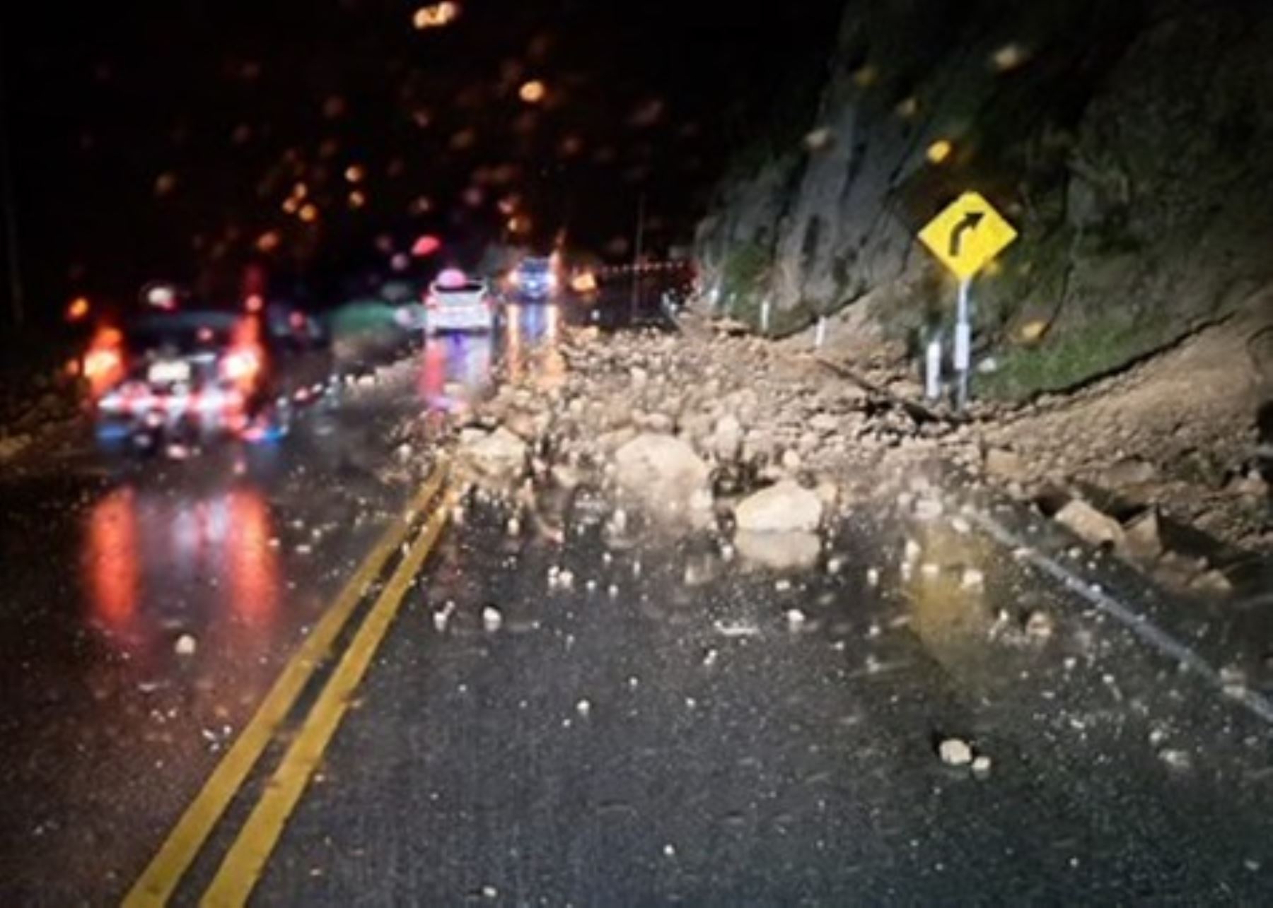 Tránsito en la carretera Central se encuentra restringido por caída de tierra y agua en varios tramos de esa importante vía. ANDINA/Difusión