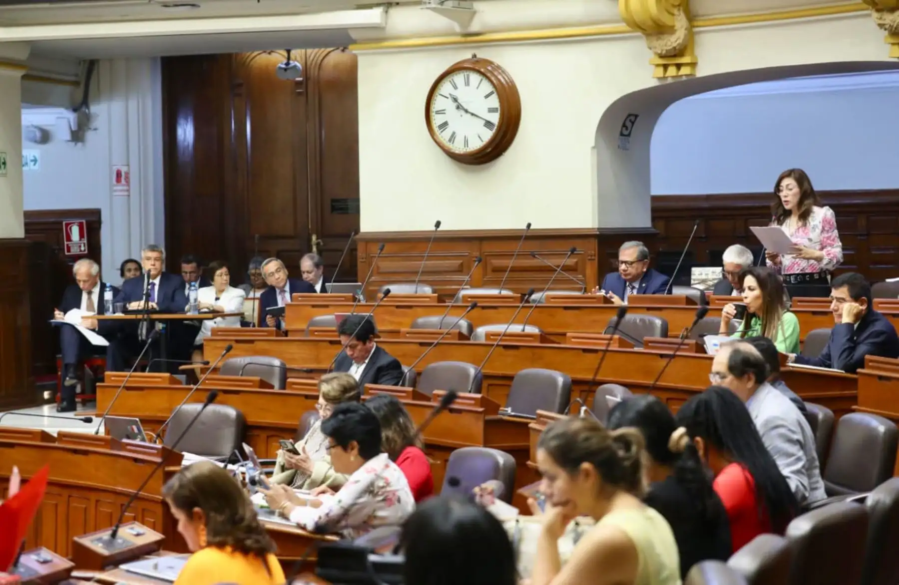 La presidenta de la Subcomisión de Acusaciones Constitucionales, Lady Camones (APP), sustentan el informe acusatorio contra los miembros de la Junta Nacional de Justicia. Foto: Congreso