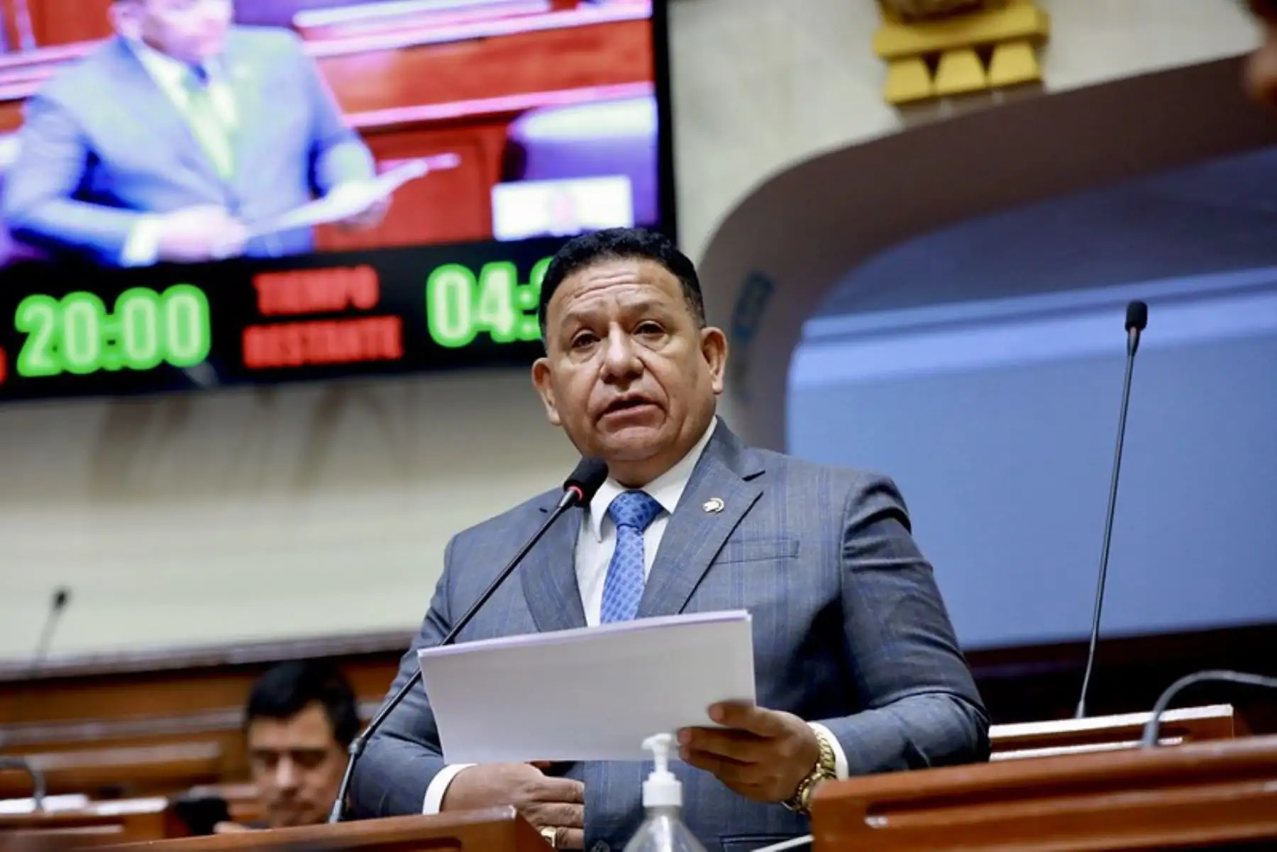 Parlamentario no agrupado Esdras  Medina, sustenta el informe acusatorio contra los miembros de la Junta Nacional de Justicia y señalaron que dichos magistrados si vulneraron la Carta Magna por lo que deberían ser inhabilitados 10 años en el ejercicio de la función pública. Foto: Congreso