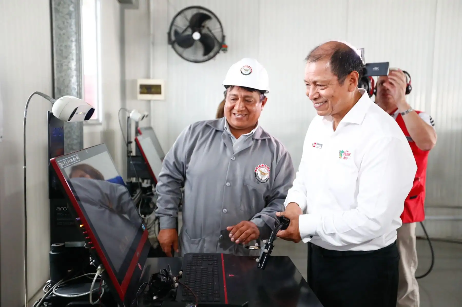 Daniel Maurate, ministro de Trabajo y Promoción del Empleo, visitó las instalaciones del Instituto de Educación Superior Tecnológico Público de las Fuerzas Armadas, en donde se realizó la ceremonia de inicio de la Capacitación Laboral Dual para Operario de Confección Industrial para 25 jóvenes en situación de pobreza y vulnerabilidad. Foto: ANDINA/Daniel Bracamonte