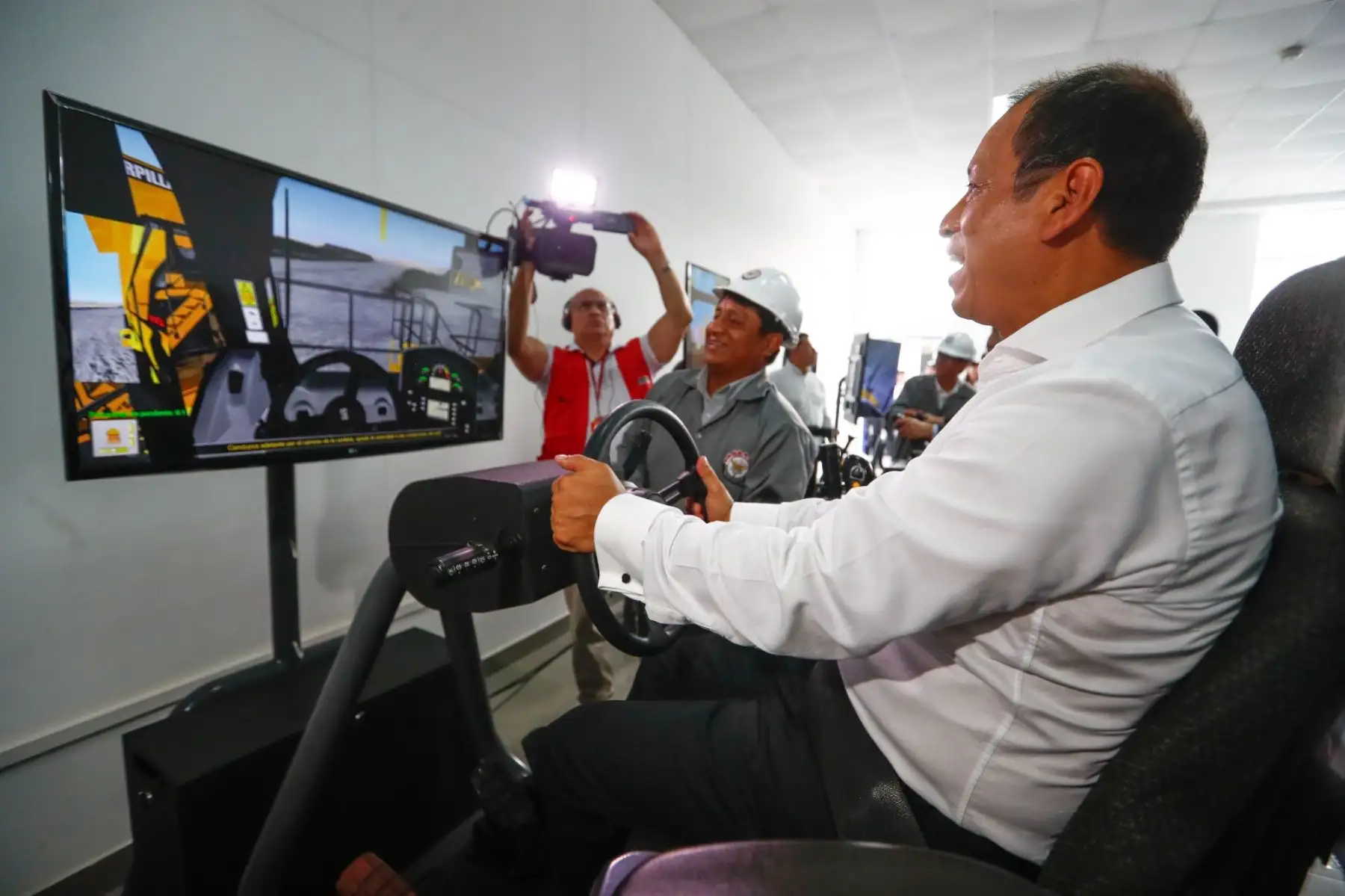 Daniel Maurate, ministro de Trabajo y Promoción del Empleo, visitó las instalaciones del Instituto de Educación Superior Tecnológico Público de las Fuerzas Armadas, en donde se realizó la ceremonia de inicio de la Capacitación Laboral Dual para Operario de Confección Industrial para 25 jóvenes en situación de pobreza y vulnerabilidad. Foto: ANDINA/Daniel Bracamonte