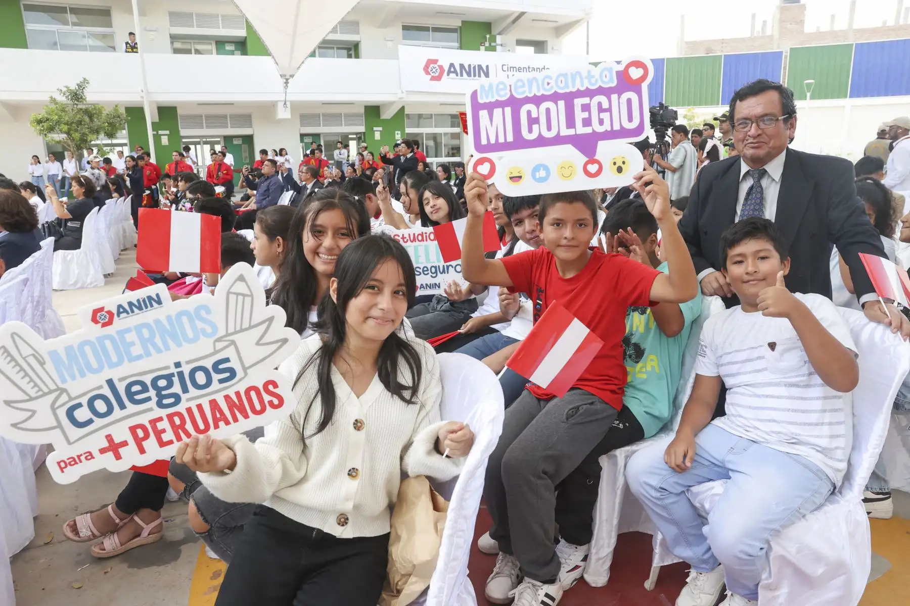 Presidenta Dina Boluarte participa en la entrega de nuevas instalaciones del colegio Gastón Vidal Porturas, en nuevo Chimbote. Foto: ANDINA/Prensa Presidencia