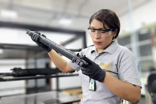 Ellas fueron seleccionadas por sus habilidades técnicas y trabajan en el ensamblaje de fusiles de asalto y la fabricación de municiones de diverso calibre. Foto: ANDINA/FAME