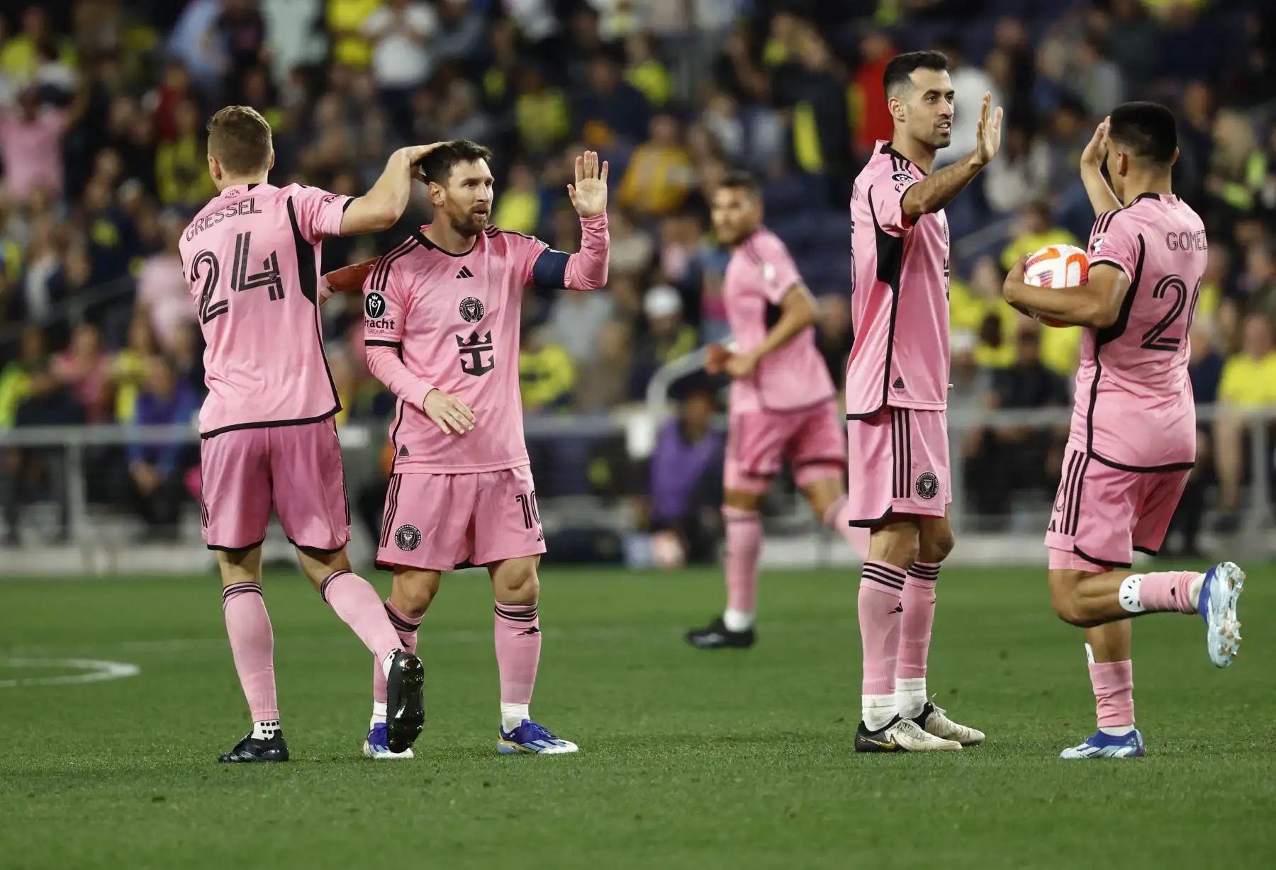 Lionel Messi del Inter Miami CF celebra con sus compañeros de equipo después de un gol contra Nashville SC durante la segunda mitad del partido de octavos de final de la primera etapa de la Copa de Campeones de la Concacaf en GEODIS Park el 7 de marzo de 2024 en Nashville, Tennessee.
Foto:AFP