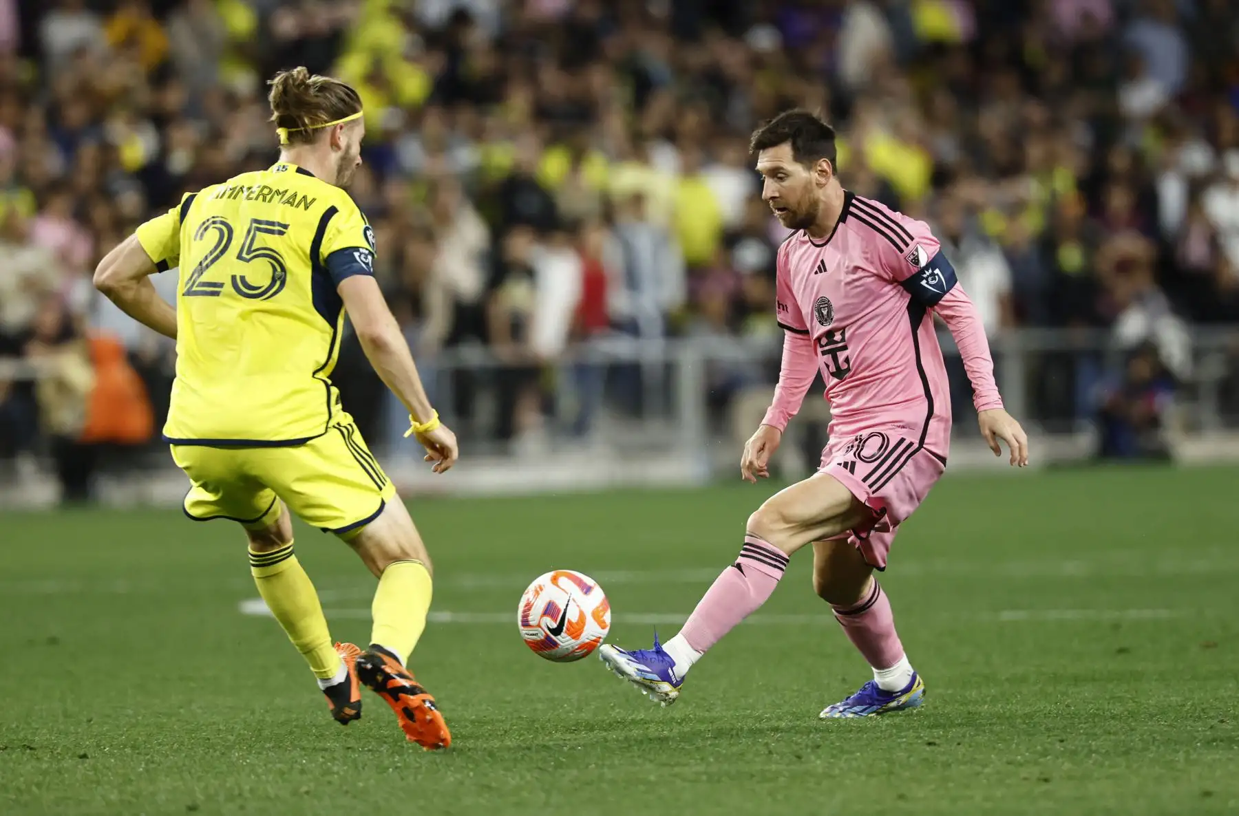Lionel Messi deL Inter Miami CF dribla el balón contra Walker Zimmerman de Nashville SC durante la primera mitad del partido de octavos de final de la primera etapa de la Copa de Campeones de Concacaf en GEODIS Park el 7 de marzo de 2024 en Nashville, Tennessee.
Foto: AFP