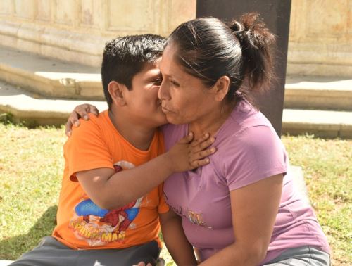 Conoce el inmenso amor de doña Carmen López Gómez que hizo caminar a su pequeño Ángel afectado por una enfermedad al cerebro. Foto: Luis Puell