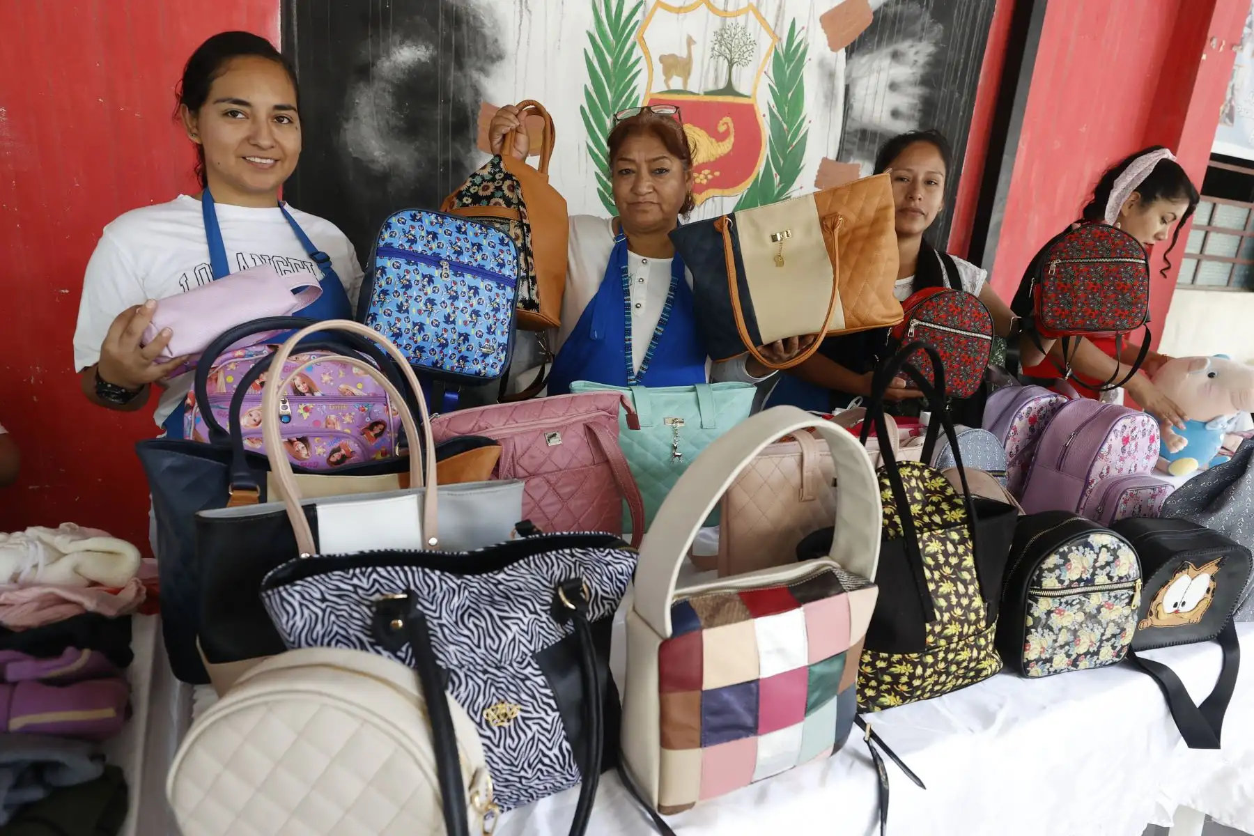 En el marco de las celebraciones por el Día Internacional de la Mujer, el Instituto Nacional Penitenciario (INPE) realizó  una actividad artística en el penal Mujeres de Chorrillos, la  misma que sirvió para inaugurar dos talleres productivos.
Foto: ANDINA/Vidal Tarqui