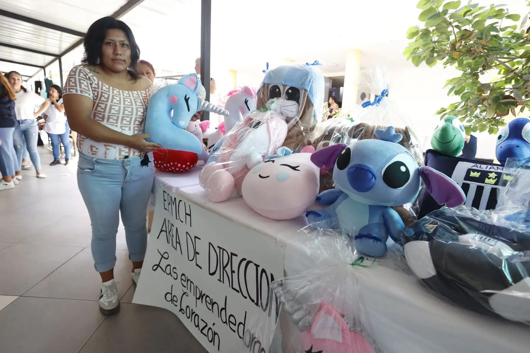 Con motivo de conmemorar el Día Internacional de la Mujer, internas del Establecimiento Penitenciario Mujeres Chorrillos, exponen sus productos.
Foto: ANDINA/Vidal Tarqui