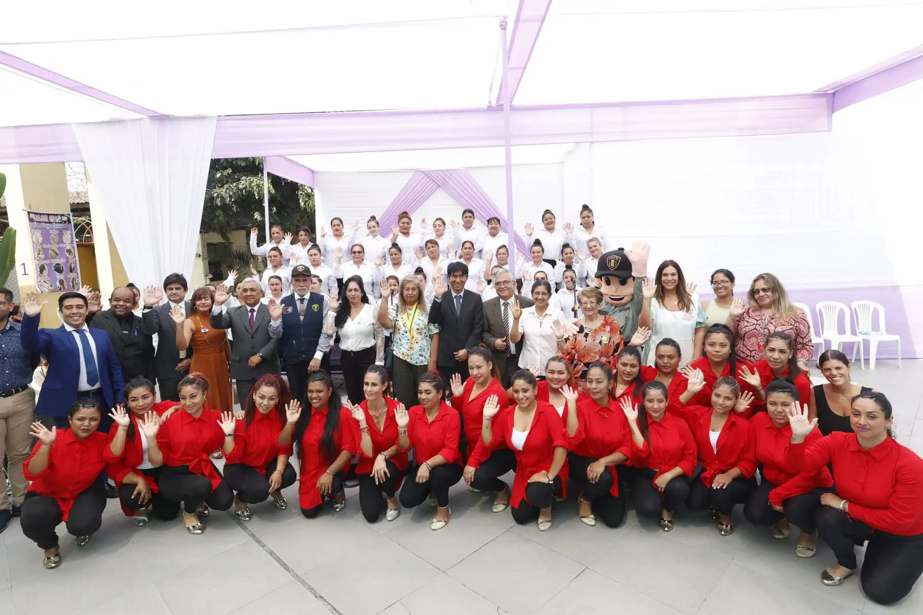 En el marco de las celebraciones por el Día Internacional de la Mujer, el Instituto Nacional Penitenciario (INPE) realizó  una actividad artística en el penal Mujeres de Chorrillos, la  misma que sirvió para inaugurar dos talleres productivos.
Foto: ANDINA/Vidal Tarqui