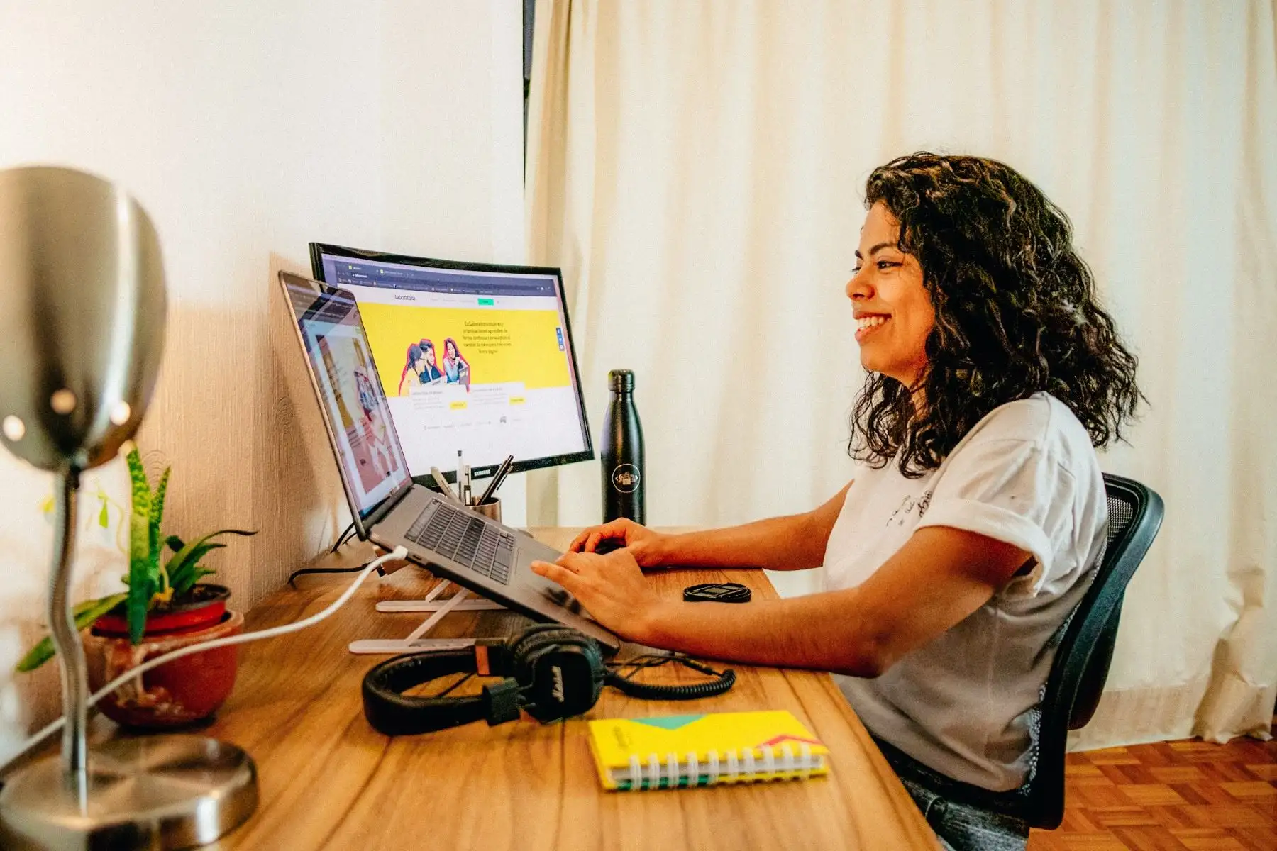 Open English dona US$400 mil en becas para egresadas de la startup Laboratoria.
