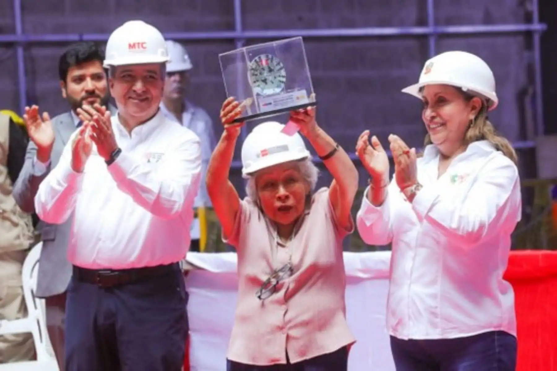 Delia Tasaico recibió un reconocimiento por parte del Estado peruano por su larga trayectoria profesional en la ingeniería de minas y la educación.
