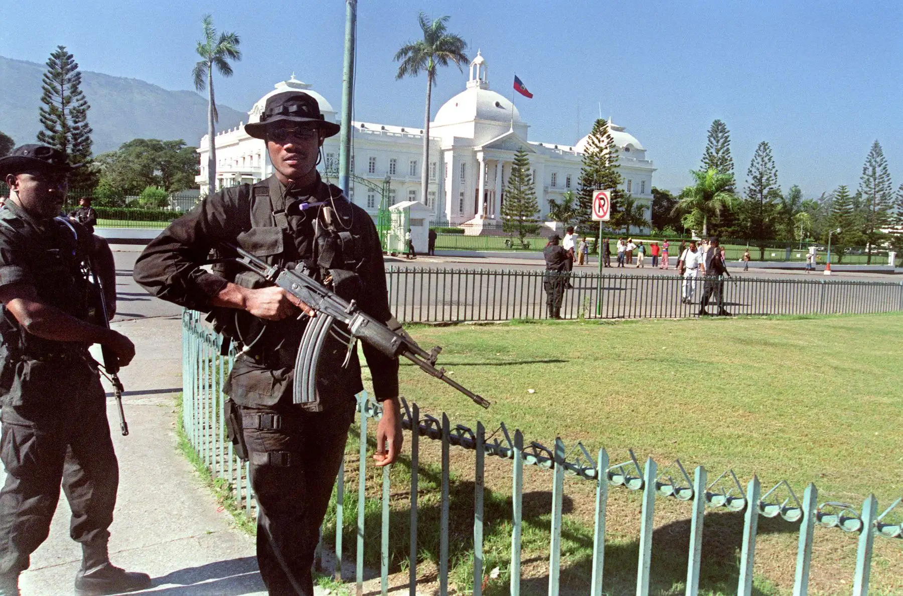 Miembros de las fuerzas especiales de la policía haitiana patrullan el 30 de setiembre de 1998 frente al palacio presidencial en el centro de Puerto Príncipe. Foto: AFP