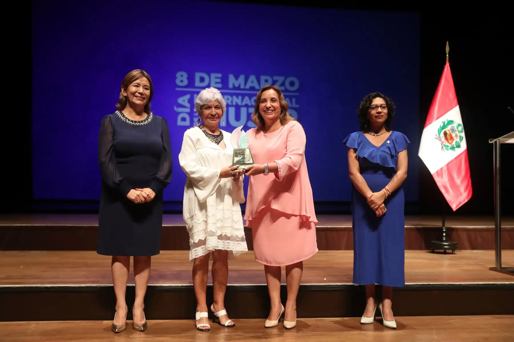 La presidenta de la república , Dina Boluarte Zegarra, participó en el reconocimiento a las mujeres líderes por el desarrollo en igualdad, el cual busca reconocer a doce mujeres que destacan por su labor y trayectoria de vida.
Foto: ANDINA/Presidencia Perú