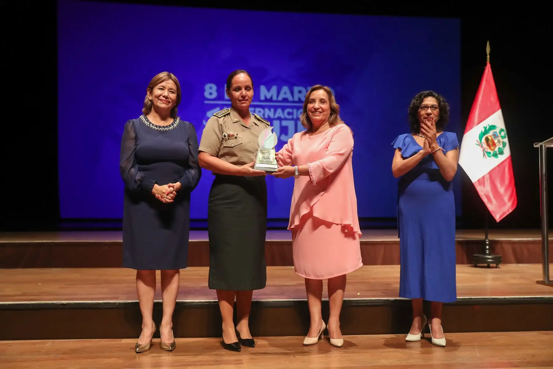 La presidenta de la república , Dina Boluarte Zegarra, participó en el reconocimiento a las mujeres líderes por el desarrollo en igualdad, el cual busca reconocer a doce mujeres que destacan por su labor y trayectoria de vida.
Foto: ANDINA/Presidencia Perú