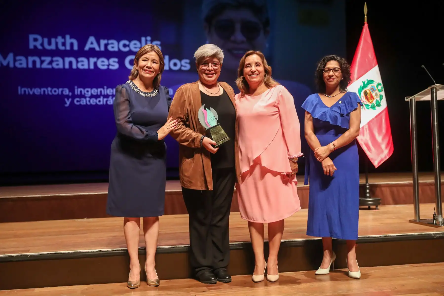 La presidenta de la república , Dina Boluarte Zegarra, participó en el reconocimiento a las mujeres líderes por el desarrollo en igualdad, el cual busca reconocer a doce mujeres que destacan por su labor y trayectoria de vida.
Foto: ANDINA/Presidencia Perú