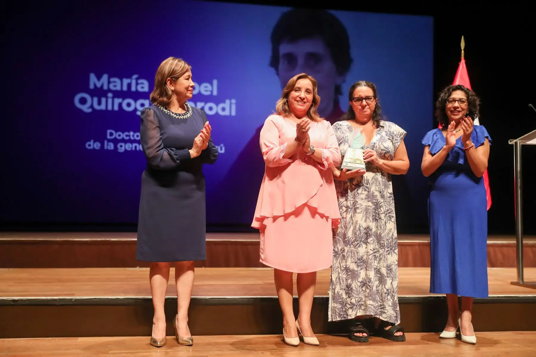 La presidenta de la república , Dina Boluarte Zegarra, participó en el reconocimiento a las mujeres líderes por el desarrollo en igualdad, el cual busca reconocer a doce mujeres que destacan por su labor y trayectoria de vida.
Foto: ANDINA/Presidencia Perú