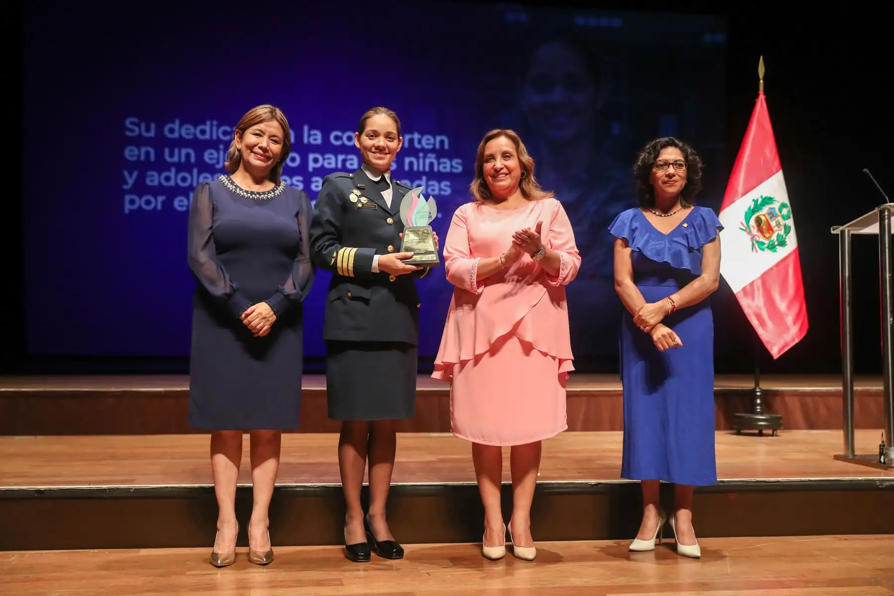 La presidenta de la república , Dina Boluarte Zegarra, participó en el reconocimiento a las mujeres líderes por el desarrollo en igualdad, el cual busca reconocer a doce mujeres que destacan por su labor y trayectoria de vida.
Foto: ANDINA/Presidencia Perú