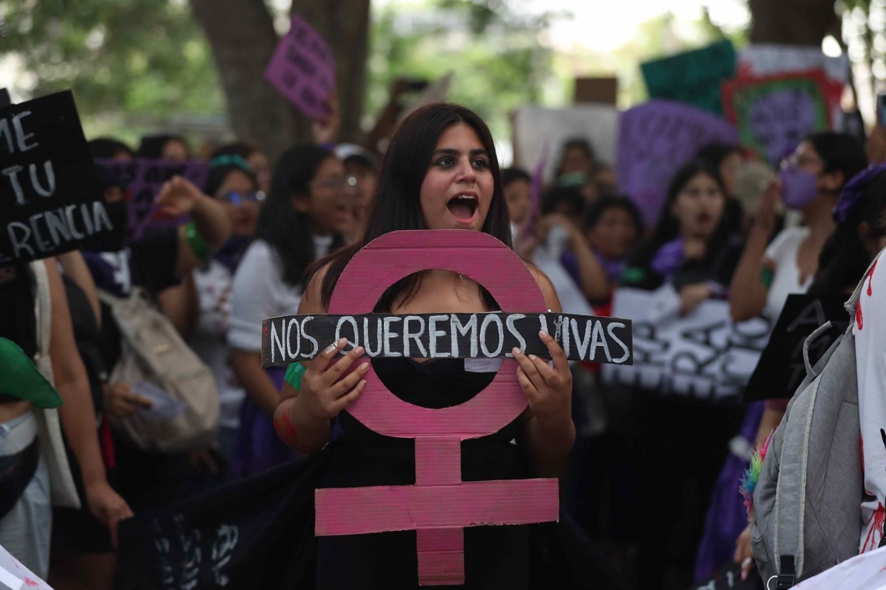 Diferentes organizaciones feministas se movilizan por el Día de la Mujer en un acto organizado por mujeres y personas LGTBI, quienes reclaman un trabajo digno, libre de discriminación y de violencia, este viernes en Lima. Foto: EFE