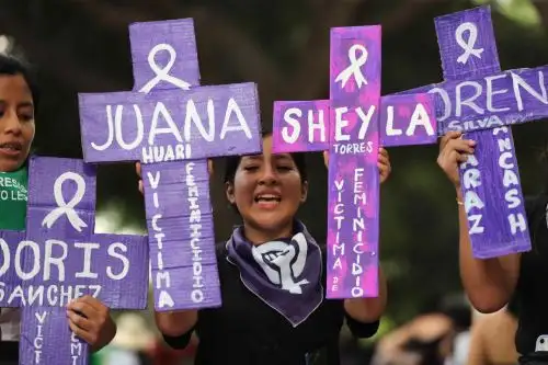 Diferentes organizaciones feministas se movilizan por el Día de la Mujer en un acto organizado por mujeres y personas LGTBI, quienes reclaman un trabajo digno, libre de discriminación y de violencia, este viernes en Lima. Foto: EFE