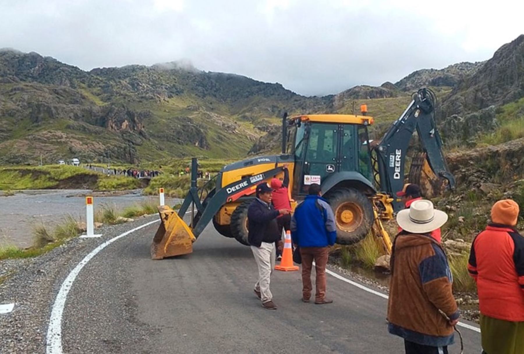 El Instituto Nacional de Defensa Civil informó que las autoridades realizan acciones de respuesta para atender la emergencia por lluvias intensas registradas el pasado miércoles 7 de marzo que ocasionaron el incremento del caudal del río Cachinani y activación de quebradas en la comunidad Rivera Coylata, en el distrito y provincia Lampa, departamento de Puno. Foto: Facebook/municipalidad provincial de Lampa.