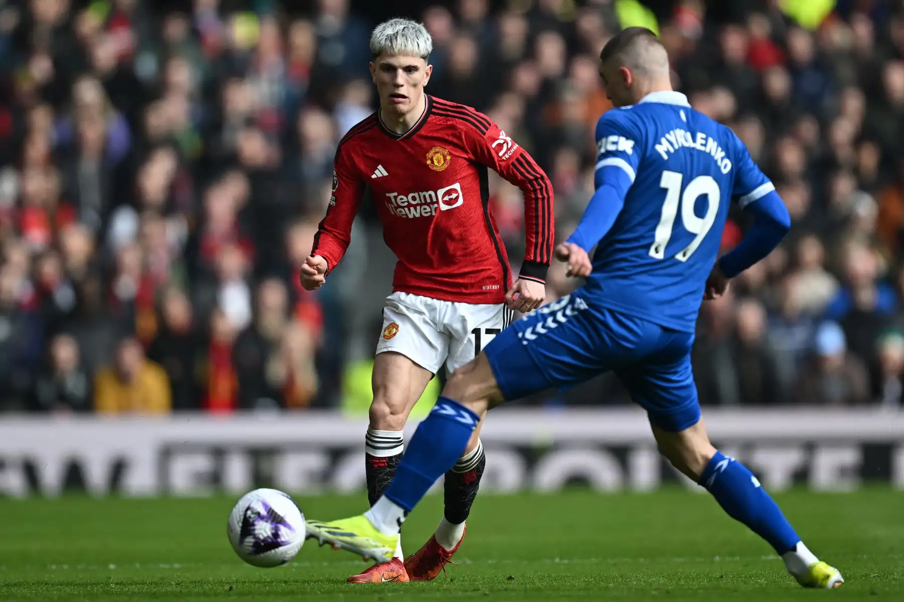 El mediocampista argentino del Manchester United Alejandro Garnacho compite con el defensor ucraniano del Everton Vitaliy Mykolenko durante el partido de fútbol de la Premier League inglesa entre Manchester United y Everton.Foto: ANDINA/ AFP