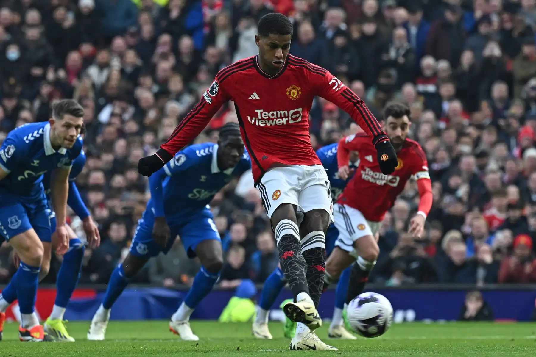 El delantero inglés  del Manchester United, Marcus Rashford, anota su segundo gol desde el punto de penalti durante el partido de fútbol de la Premier League inglesa entre Manchester y Everton. Foto: ANDINA/AFP