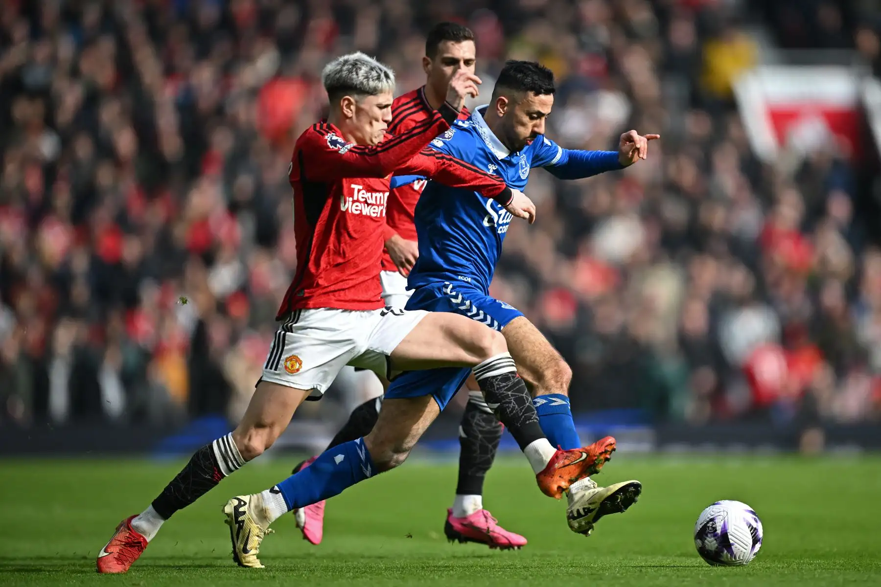 El mediocampista argentino del Manchester United Alejandro Garnacho compite con el mediocampista inglés del Everton  Dwight McNeil durante el partido de fútbol de la Premier League inglesa entre Manchester y Everton. Foto: ANDINA/AFP
