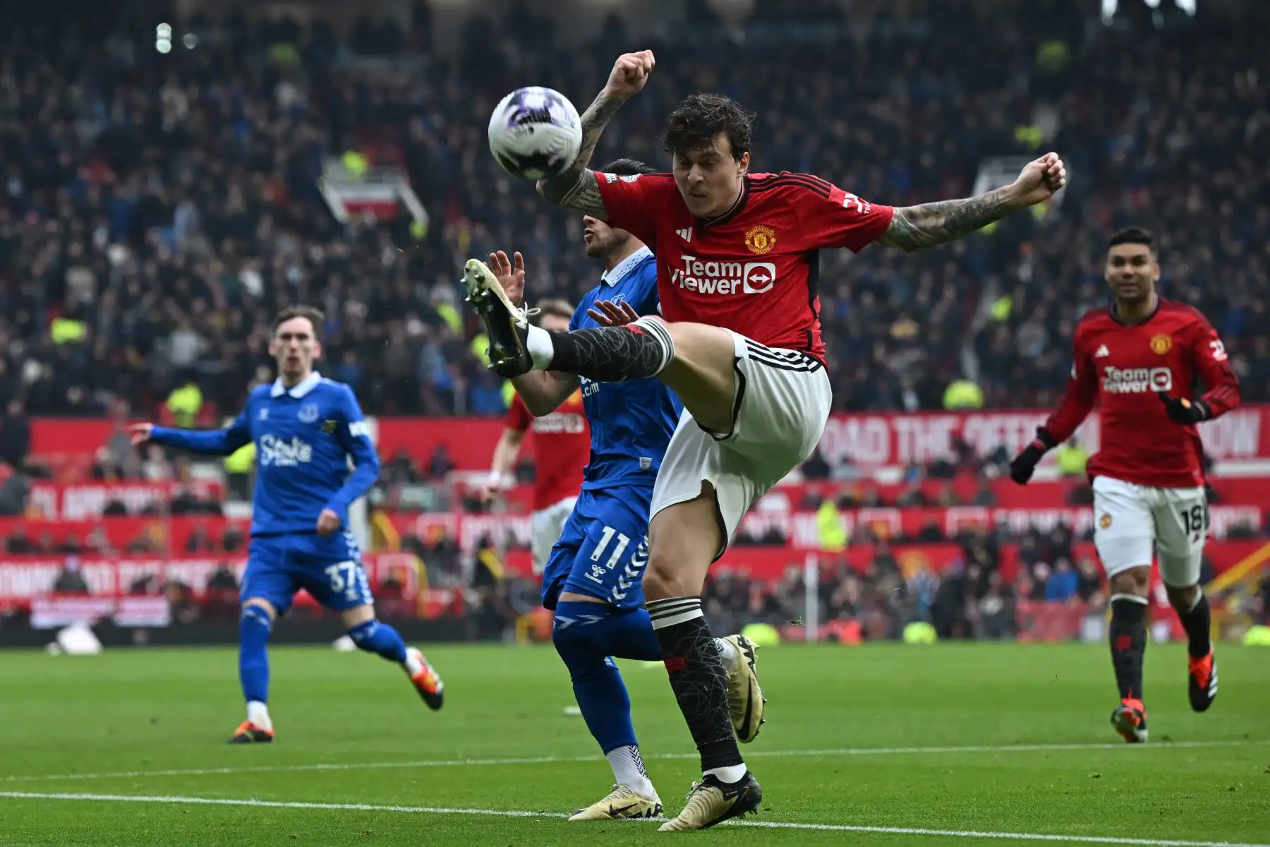 El defensa sueco del Manchester United, Victor Lindelof, despeja el balón durante el partido de fútbol de la Premier League inglesa entre el Manchester y Everton. Foto: ANDINA/AFP
