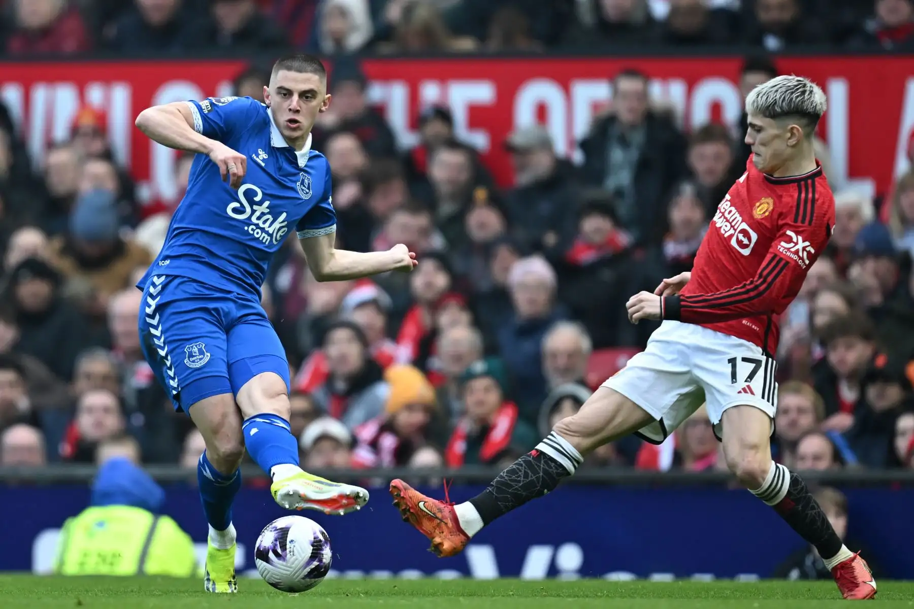 El defensor ucraniano del Everton  Vitaliy Mykolenko compite con el mediocampista argentino del Manchester United Alejandro Garnacho durante el partido de fútbol de la Premier League inglesa entre Manchester United y Everton. Foto: ANDINA/AFP