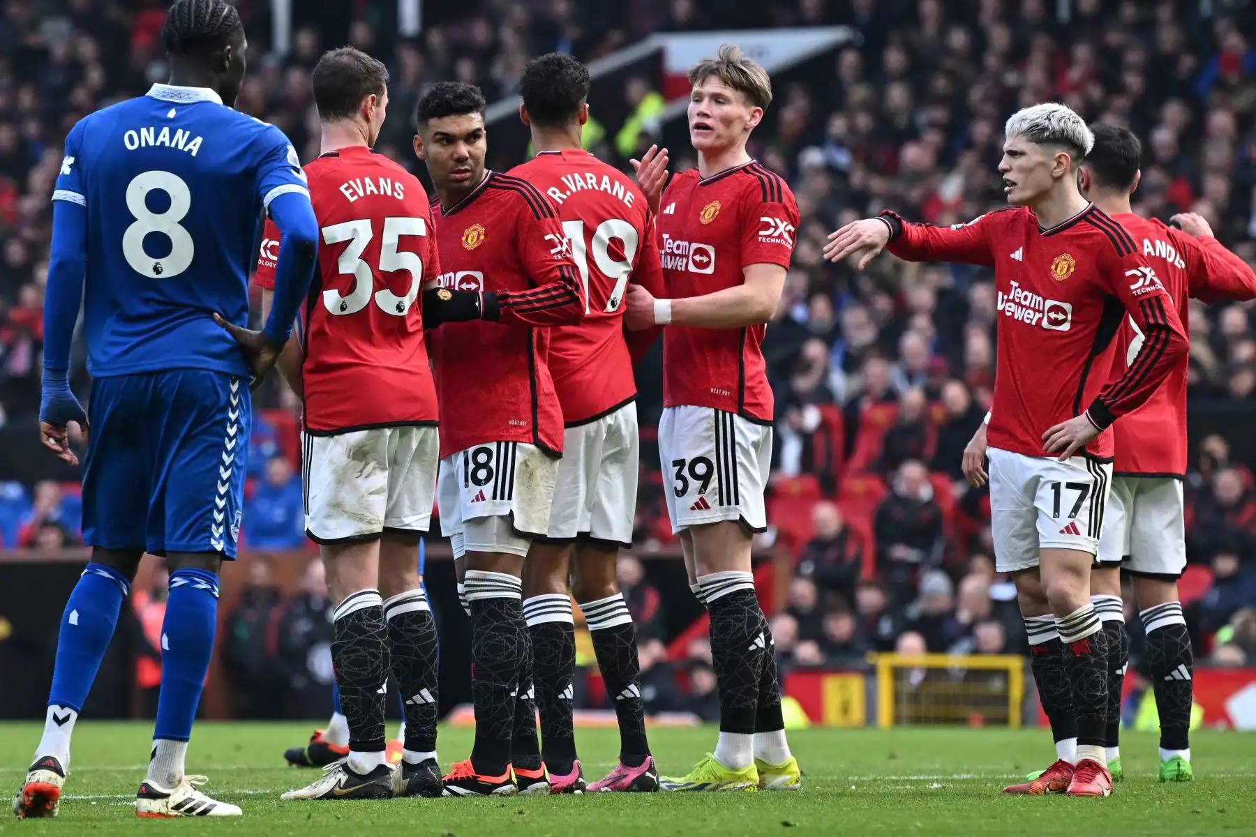 El mediocampista brasileño del Manchester United Casemiro busca instrucciones mientras ocupa su lugar en el muro defensivo durante el partido de fútbol de la Premier League inglesa entre Manchester United y Everton. Foto: ANDINA/ AFP
