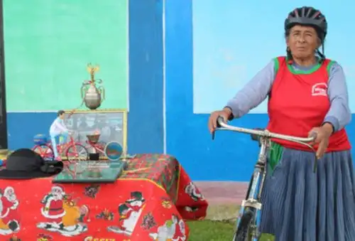 Felícita Ramírez Romero, usuaria del programa social Pensión 65 y destacada ciclista de la región Pasco.