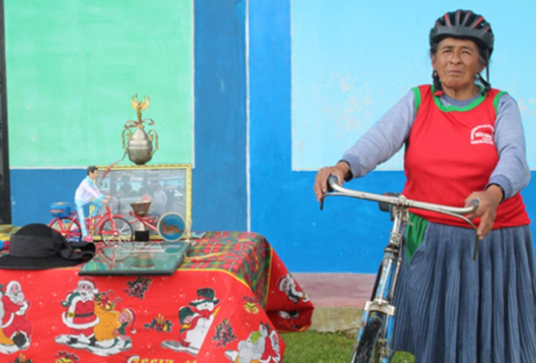 Felícita Ramírez Romero, usuaria del programa social Pensión 65 y destacada ciclista de la región Pasco.