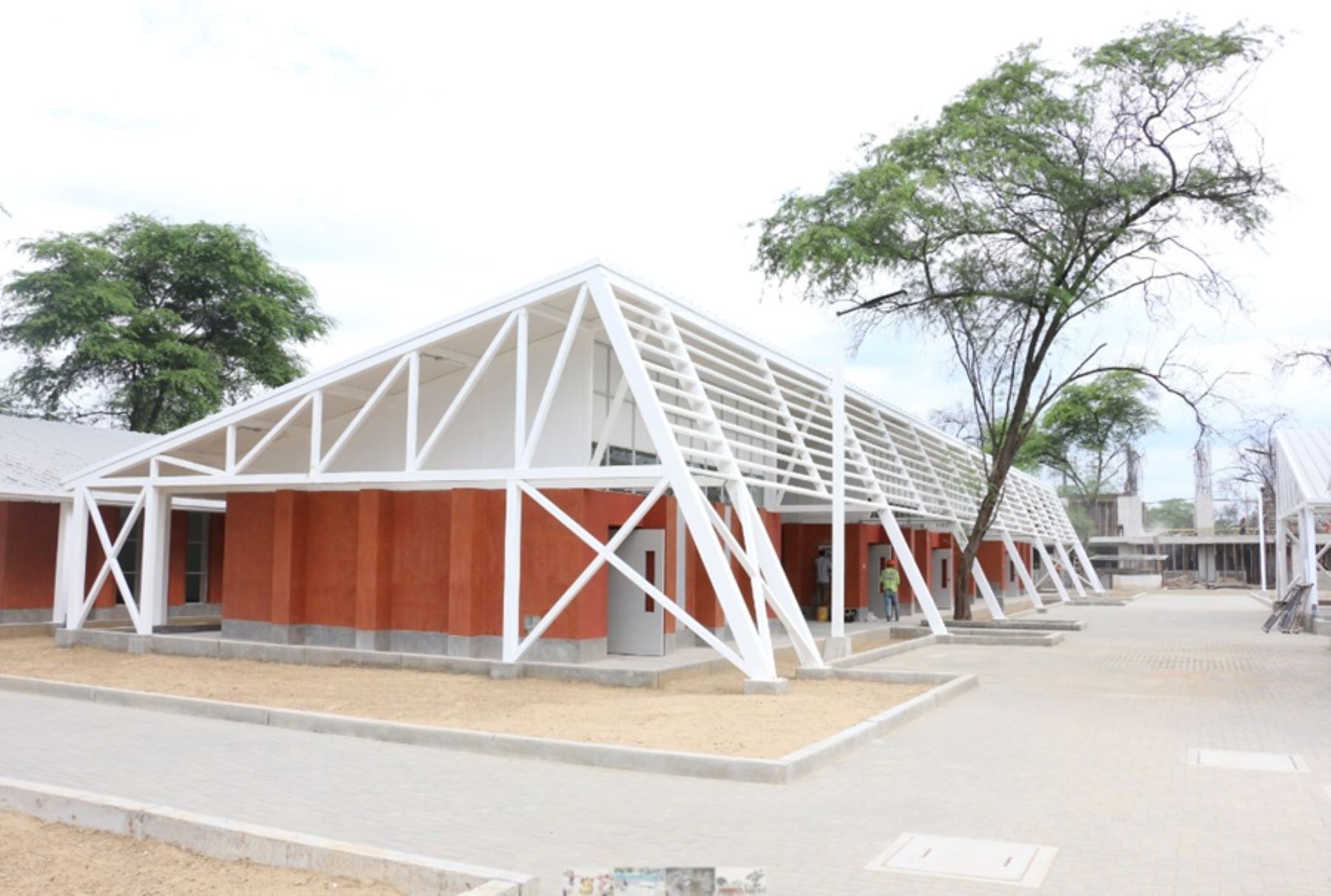 La Universidad Católica Sedes Sapientiae (UCSS) inauguró su nuevo campus en el distrito de Chulucanas, provincia de Morropón, región Piura, que cuenta con una extensión de cuatro hectáreas, siete pabellones y aforo para 1,317 personas, además de laboratorios, biblioteca y áreas administrativas.