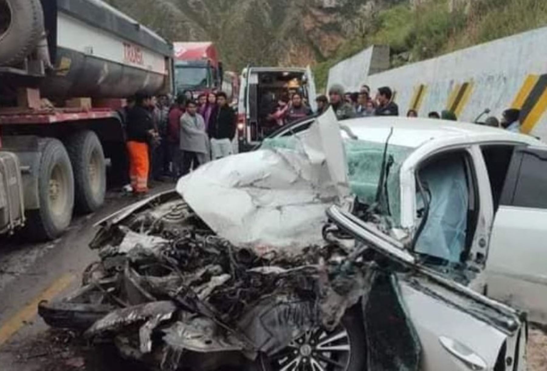Dos personas perdieron la vida y otras dos resultaron heridas tras la colisión de un automóvil y un camión ocurrida esta madrugada en la carretera Central, en el tramo La Oroya-Jauja.