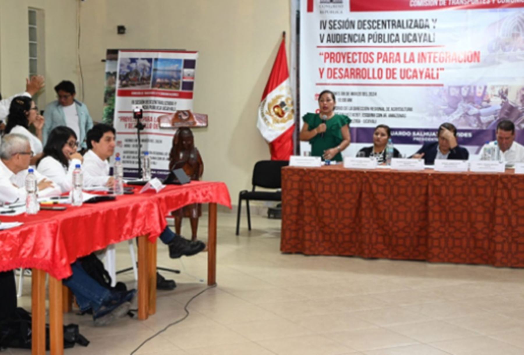 Los viceministros de Transportes y de Comunicaciones, Ismael Sutta Soto y Carla Sosa Vela, respectivamente, presentaron avances de las intervenciones del sector en la región Ucayali, durante la V Audiencia Pública Descentralizada “Proyectos para la integración y desarrollo de la región Ucayali”, realizada en la ciudad de Pucallpa.