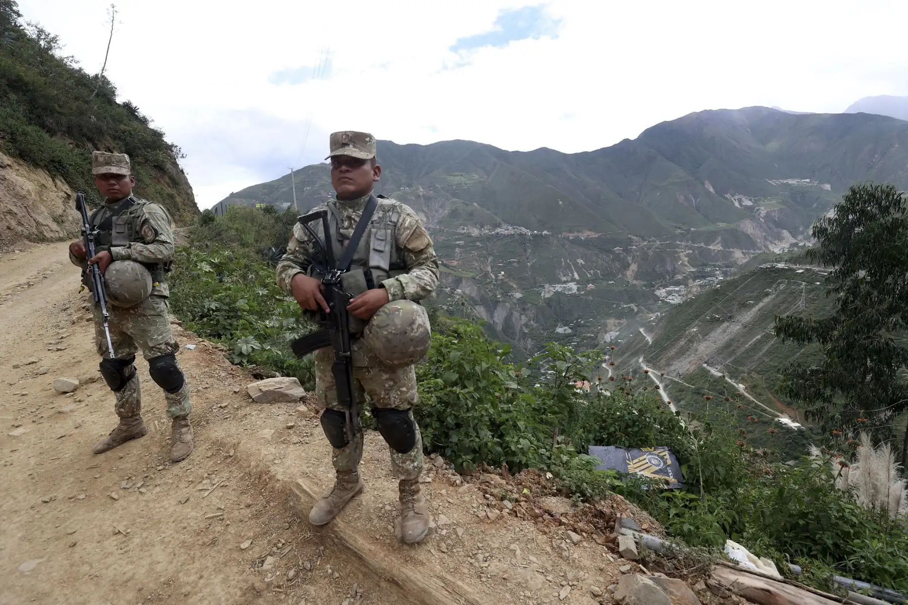 Tras 20 días de la declaratoria de emergencia en la provincia de Pataz, región La Libertad, continúan los operativos, junto a la PNP, en contra de las organizaciones criminales que se mueven principalmente por la minería ilegal. Foto: Mindef