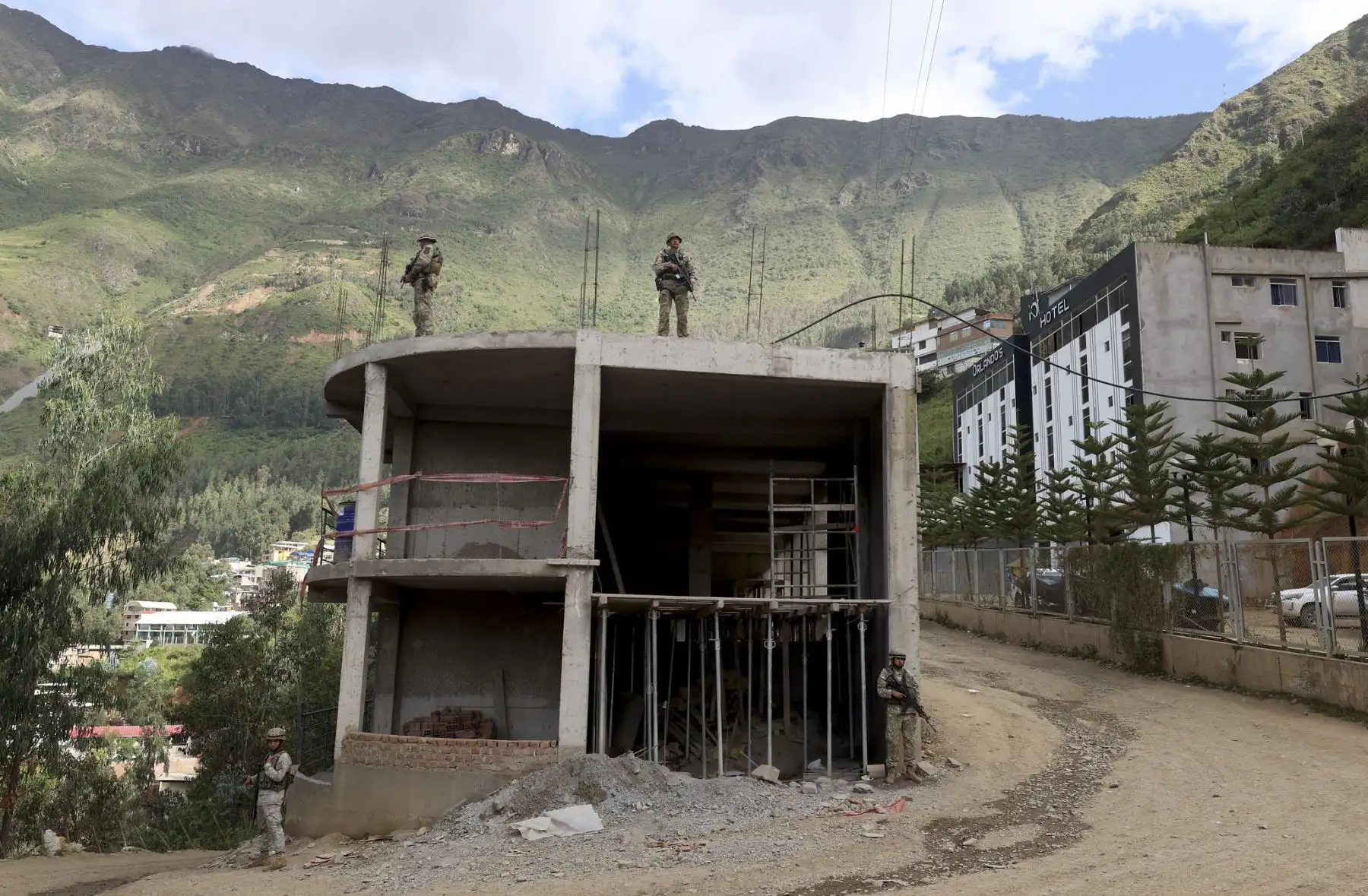 Tras 20 días de la declaratoria de emergencia en la provincia de Pataz, región La Libertad, continúan los operativos, junto a la PNP, en contra de las organizaciones criminales que se mueven principalmente por la minería ilegal. Foto: Mindef