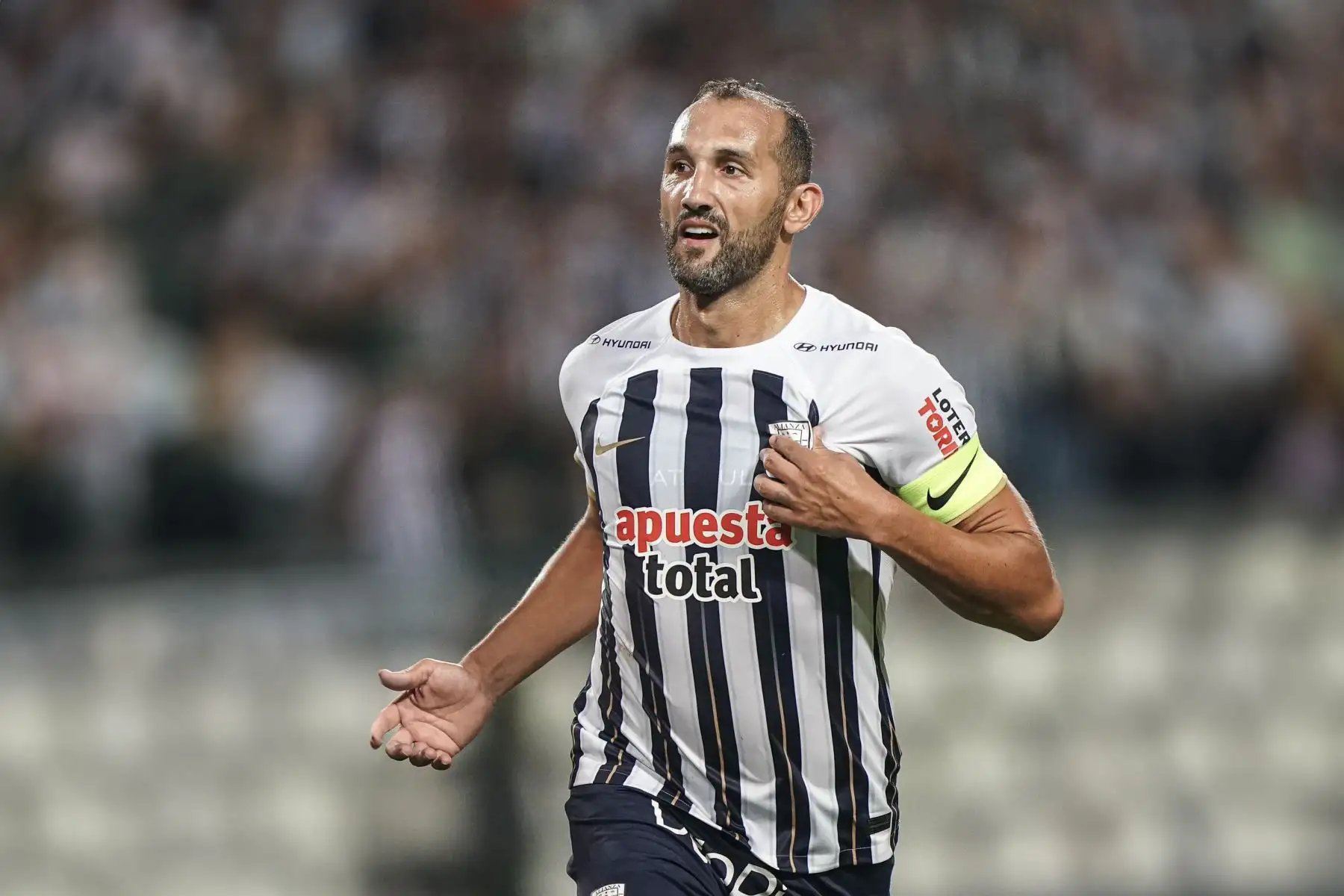 Hernán Barcos anota de penal el 1-0 de Alianza Lima ante Sporting Cristal. Foto: Liga1