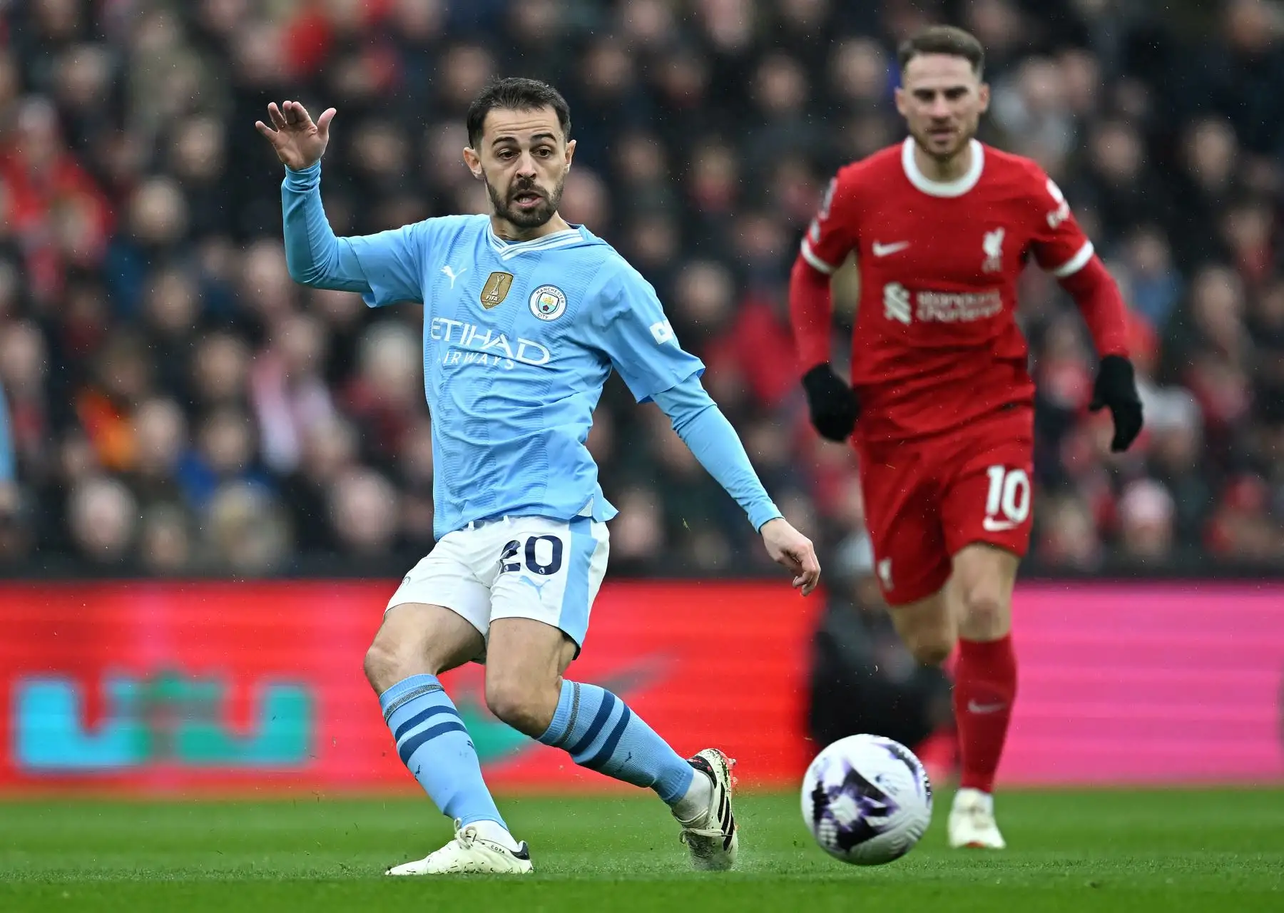 El centrocampista portugués del Manchester City Bernardo Silva corre con el balón durante el partido de fútbol de la Premier League inglesa entre Liverpool y Manchester City en Anfield en Liverpool, Foto. ANDINA/AFP