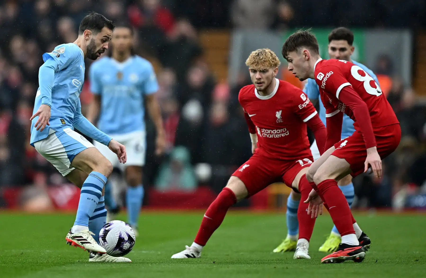 El defensor norirlandés del Liverpool  Conor Bradley compite con el centrocampista portugués del Manchester City Bernardo Silva durante el partido de fútbol de la Premier League inglesa entre Liverpool y Manchester City en Anfield en Liverpool. Foto: ANDINA/ AFP