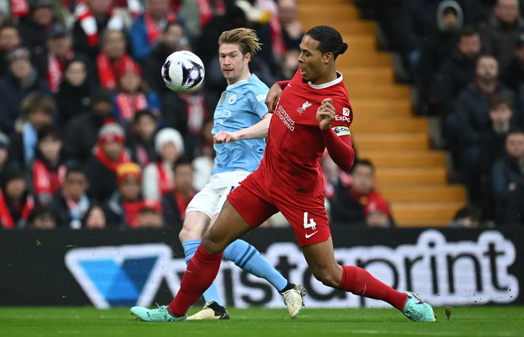 El defensor holandés del Liverpool  Virgil van Dijk  se enfrenta al centrocampista belga del Manchester City Kevin De Bruyne durante el partido de fútbol de la Premier League inglesa entre Liverpool y Manchester City en Anfield en Liverpool. 
Foto: ANDINA/AFP