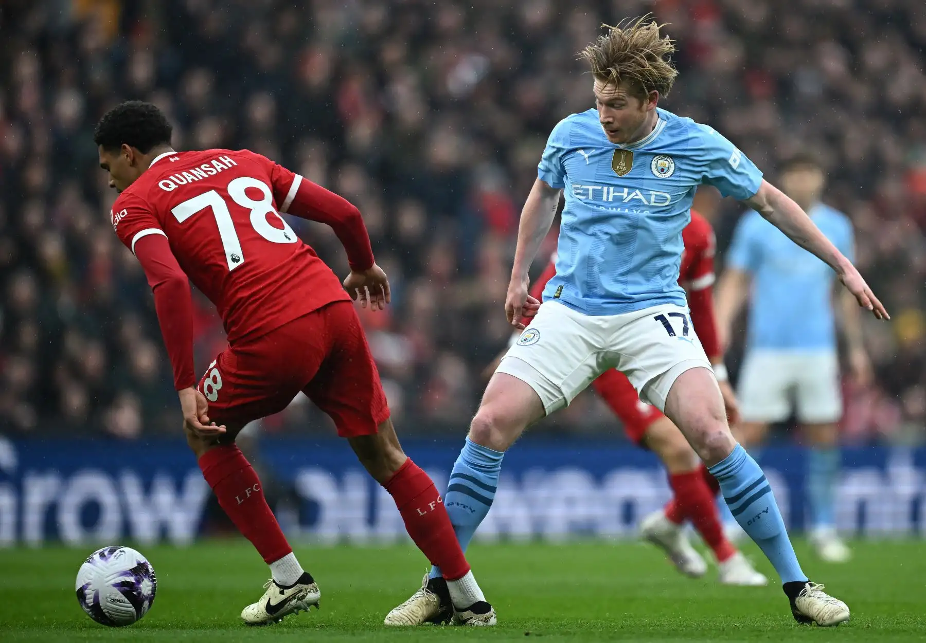 El defensor inglés del Liverpool Jarell Quansah compite con el centrocampista belga del Manchester City  Kevin De Bruyne durante el partido de fútbol de la Premier League inglesa entre Liverpool y Manchester City. Foto: ANDINA/ AFP