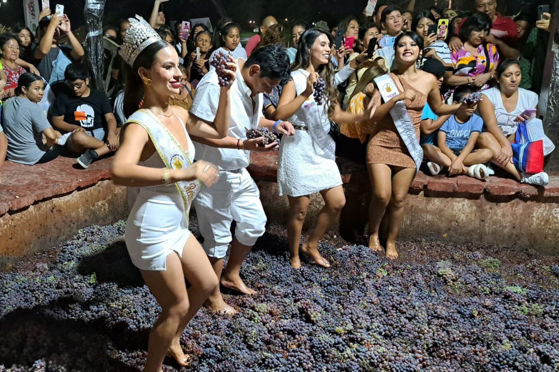 La alegría es inmensa entre todos, tanto de los que participan como de los que miran. Algunos con sus botellitas de cachina para estar a tono con la tradición.ANDINA/Difusión.