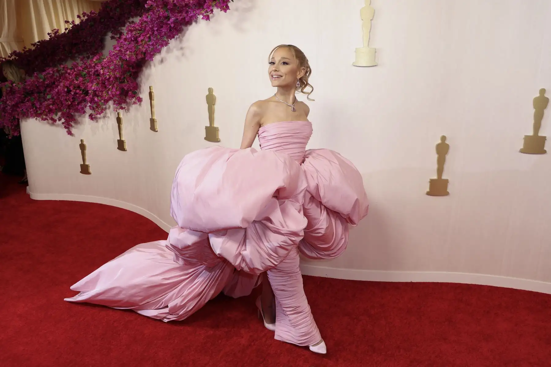 Ariana Grande asiste a la 96 edición anual de los Premios de la Academia en el Dolby Theatre de Hollywood. Foto: AFP