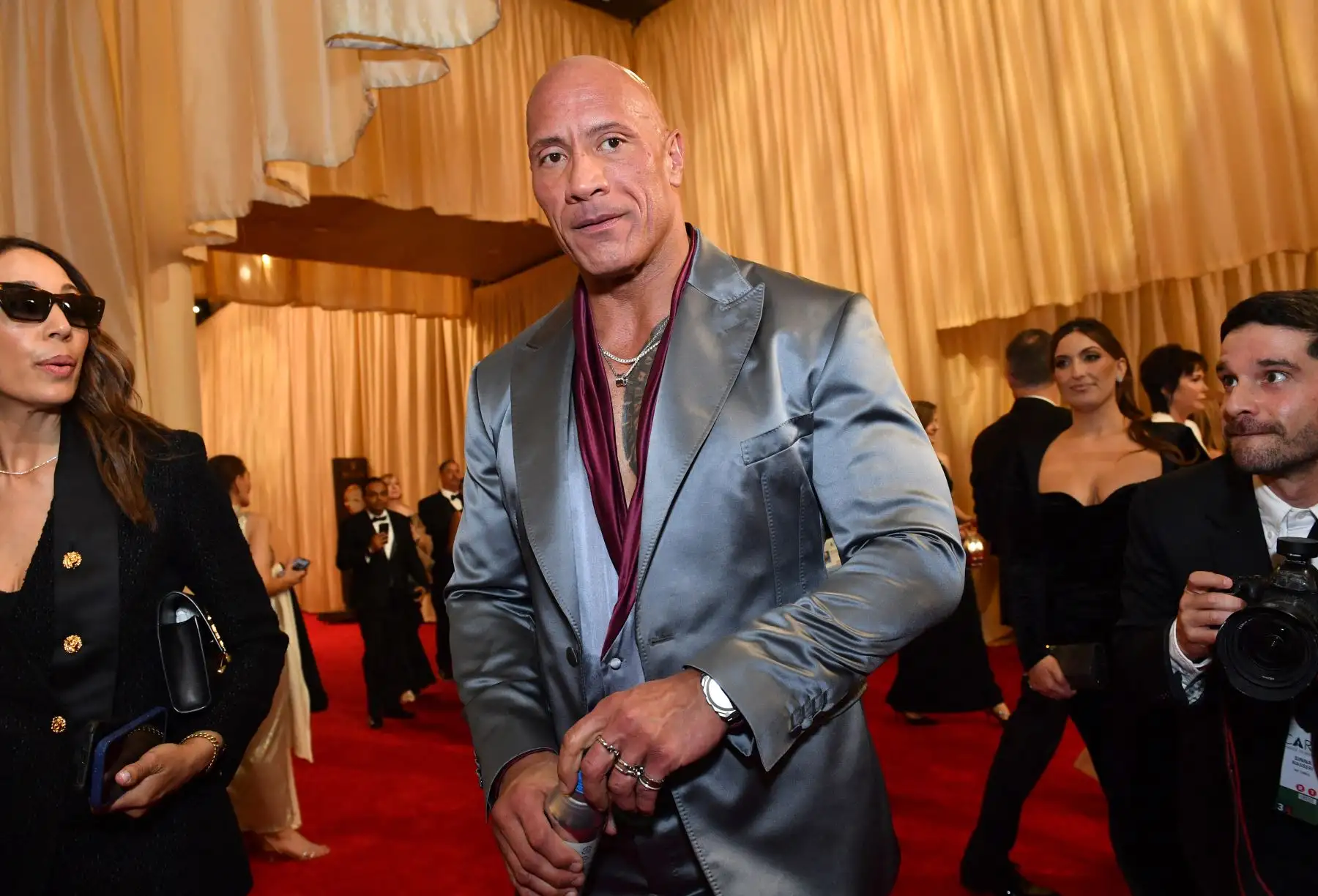 El actor estadounidense Dwayne Johnson llega a la 96a edición anual de los Premios de la Academia en el Dolby Theatre de Hollywood, California. Foto: AFP