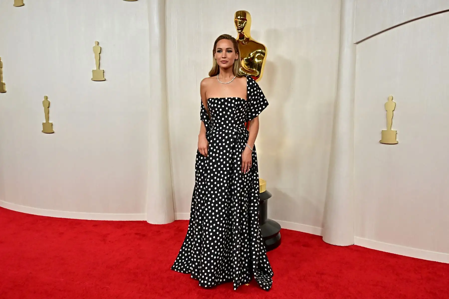 La actriz y productora estadounidense Jennifer Lawrence asiste a la 96ª edición anual de los Premios de la Academia en el Dolby Theatre de Hollywood