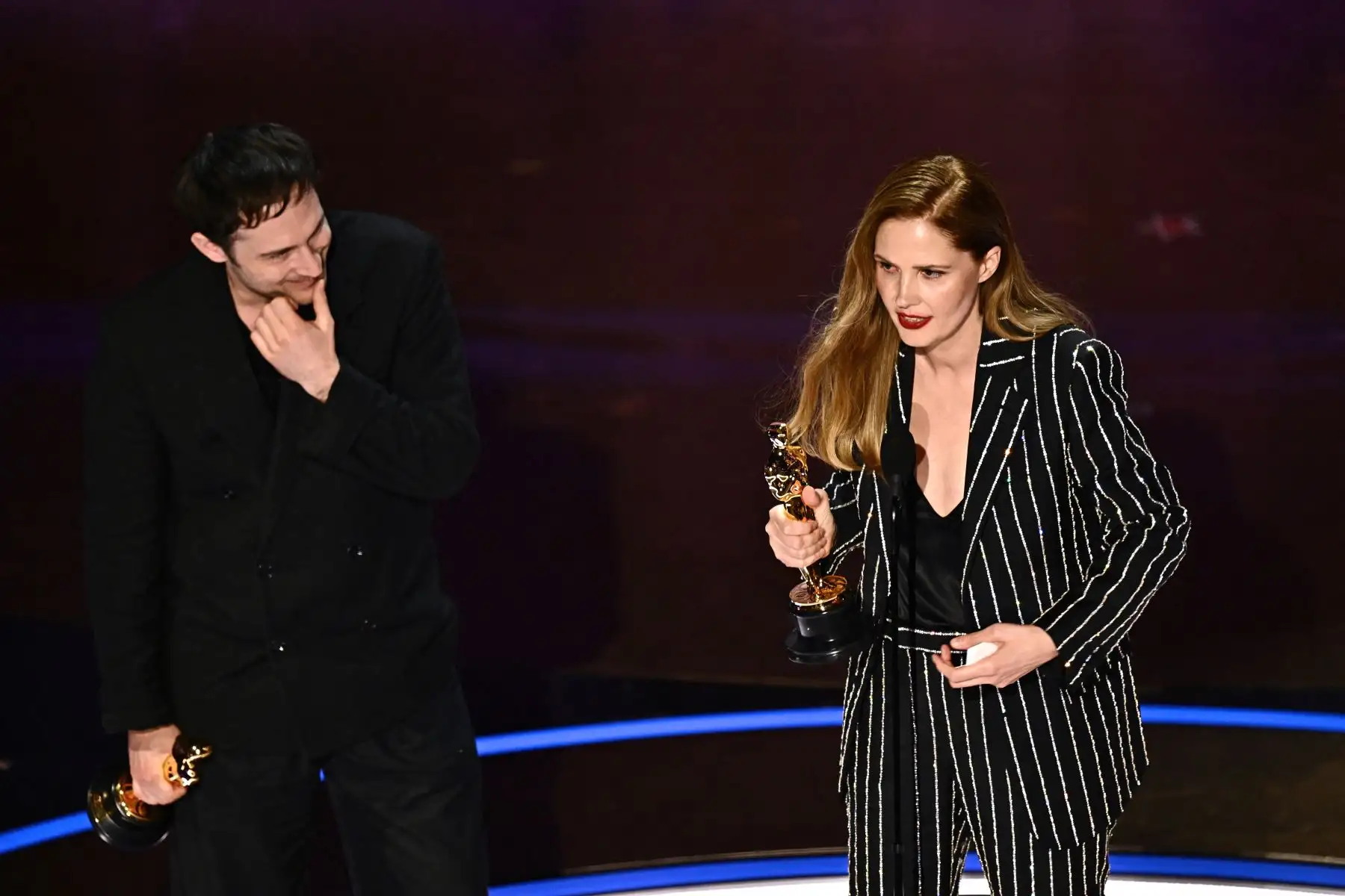 La directora y guionista francesa Justine Triet (derecha) y el director y guionista francés Arthur Harari aceptan el premio al Mejor Guión Original por "Anatomy of a Fall" en el escenario durante la 96a edición anual de los Premios de la Academia en el Dolby Theatre de Hollywood, California