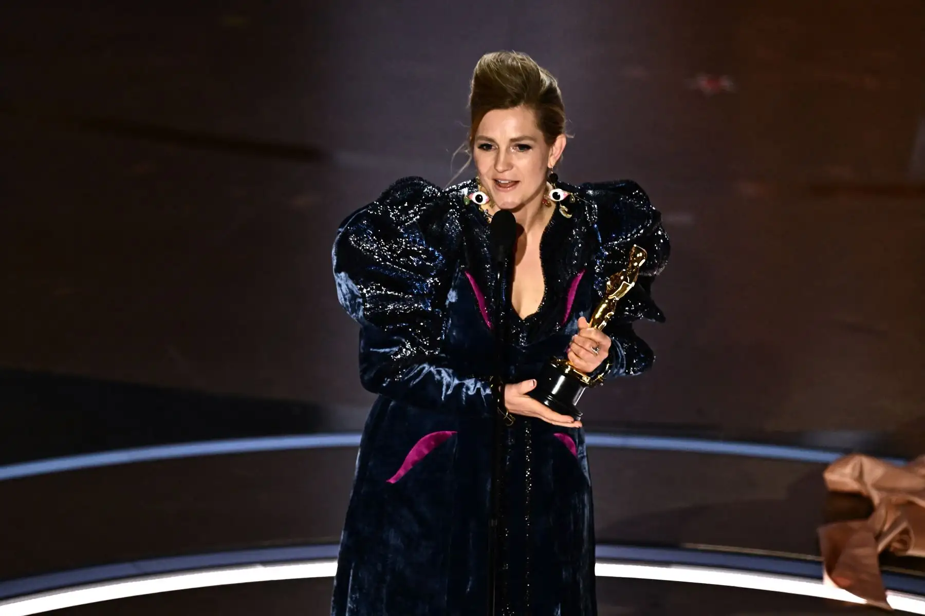 La diseñadora de vestuario británica Holly Waddington acepta el premio al Mejor Diseño de Vestuario por "Poor Things" en el escenario durante la 96ª edición de los Premios Anuales de la Academia en el Dolby Theatre de Hollywood, California.